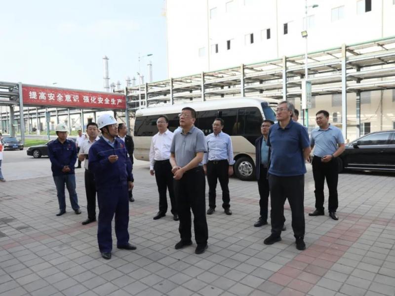 自治區(qū)副主席白清元來元寶山區(qū)調研